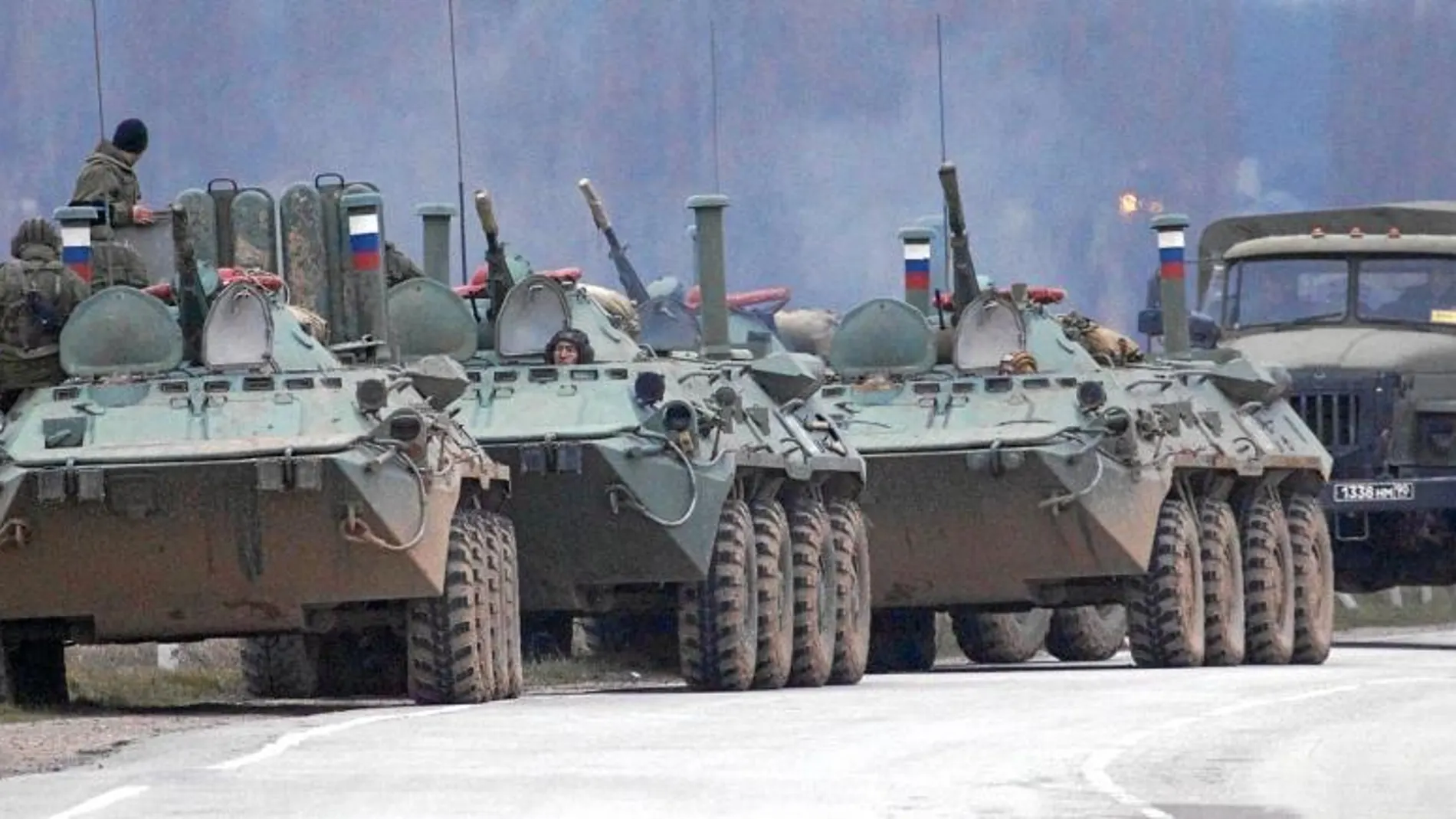 Los tanques rusos aparcados en la ciudad de Bakhchisarai, en Ucrania