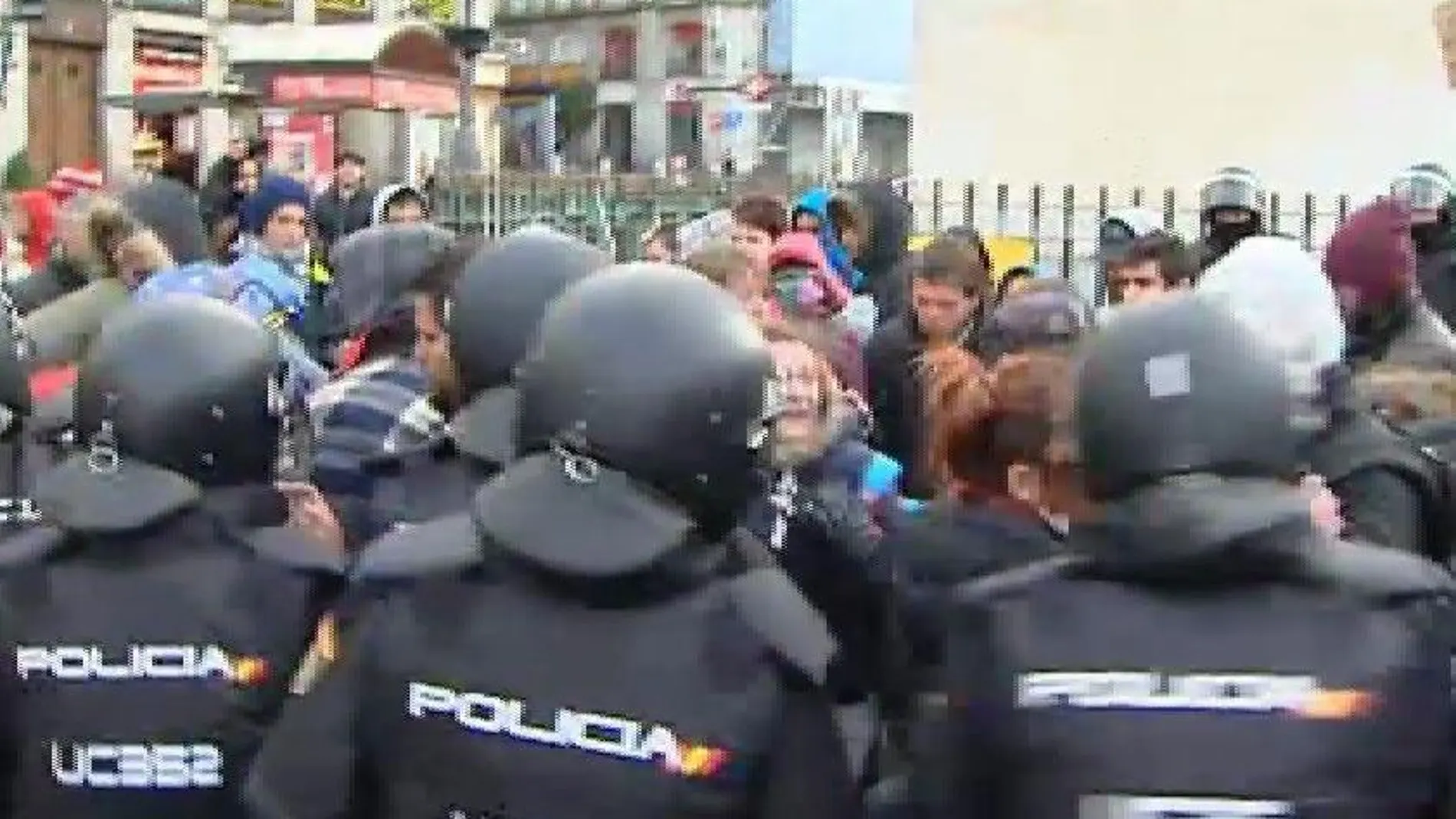 Los antidisturbios desalojan a los acampados en Sol