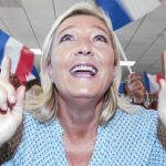 La líder del Frente Nacional, Marine Le Pen, gesticula en un acto político, ayer, en Frejus