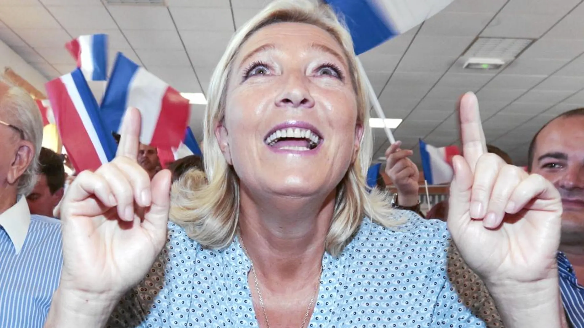 La líder del Frente Nacional, Marine Le Pen, gesticula en un acto político, ayer, en Frejus
