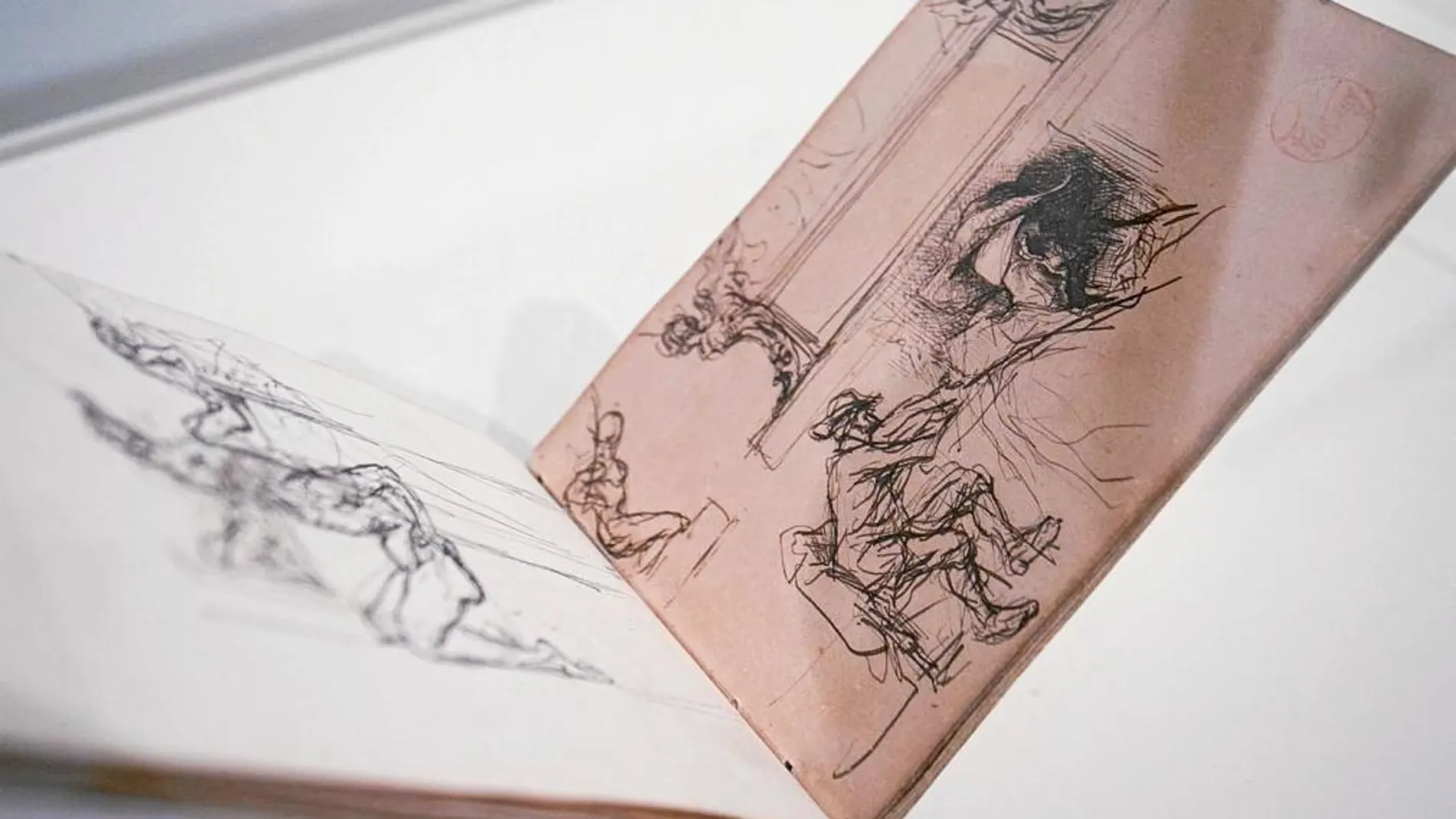 Uno de los cuadernos de Marià Fortuny expuestos en el Mnac, en el que aparece el estudio preparatorio del grabado de la izquierda