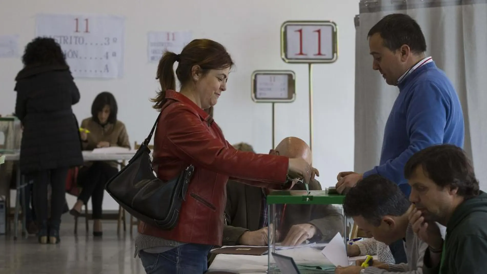 Vecinos de la localidad de Aracena votan a primera hora de la mañana en las elecciones autonómicas