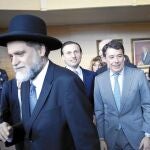Ignacio González, ayer en la Asamblea, junto al presidente de la comunidad judía en Madrid, David Hatchwell, en el acto en recuerdo del Holocausto
