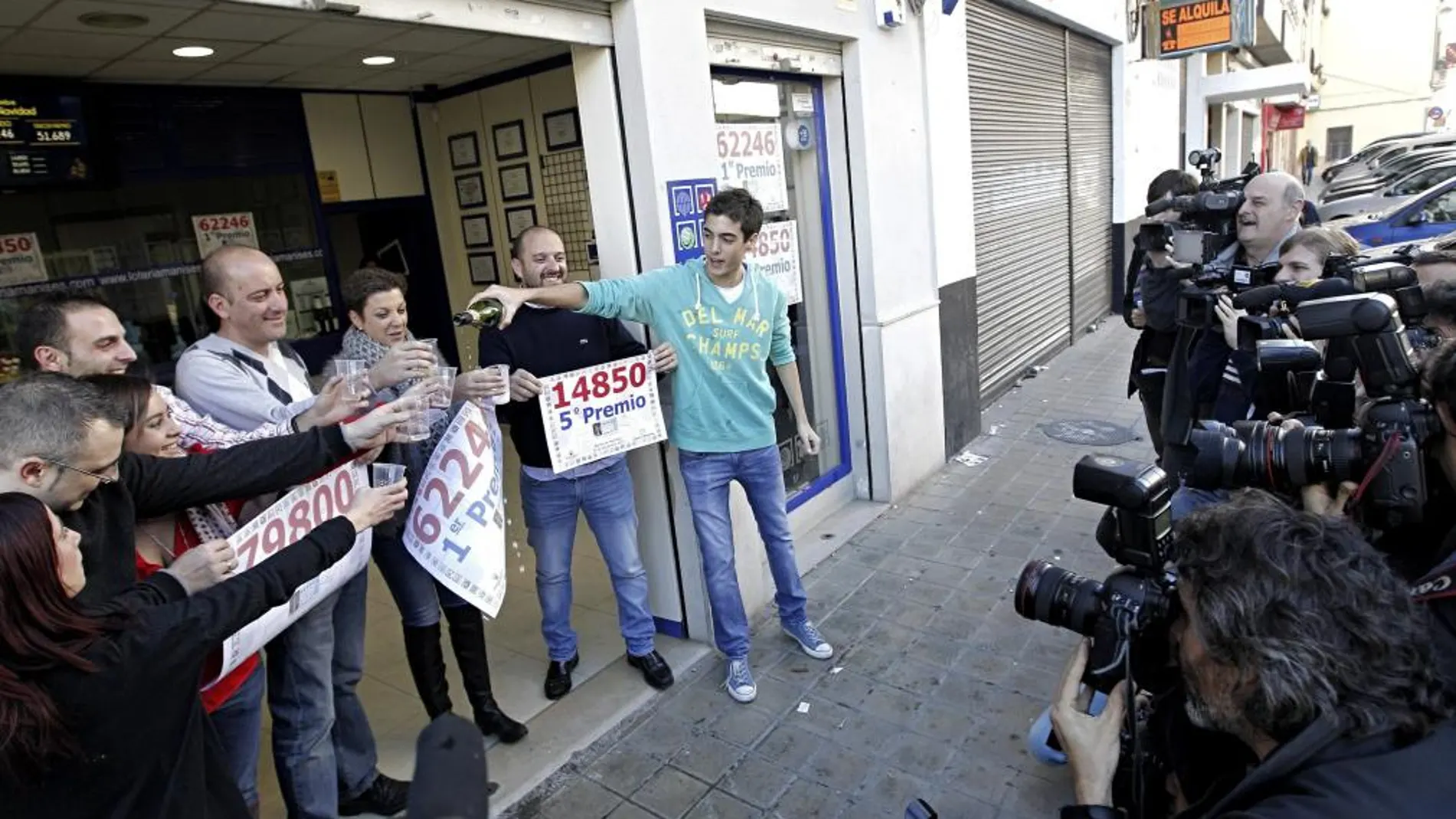 Los propietarios de la Administración número 3 de Manises (Valencia) celebran la venta de tres de los premios de la Lotería