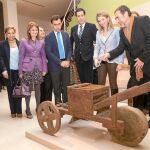 Alicia García, acompañada por Rosa Valdeón, Fernando Martínez Maíllo, Isabel Alonso y Alberto Castro, entre otros, atiende a las explicaciones del director del Museo, Carlos Piñel