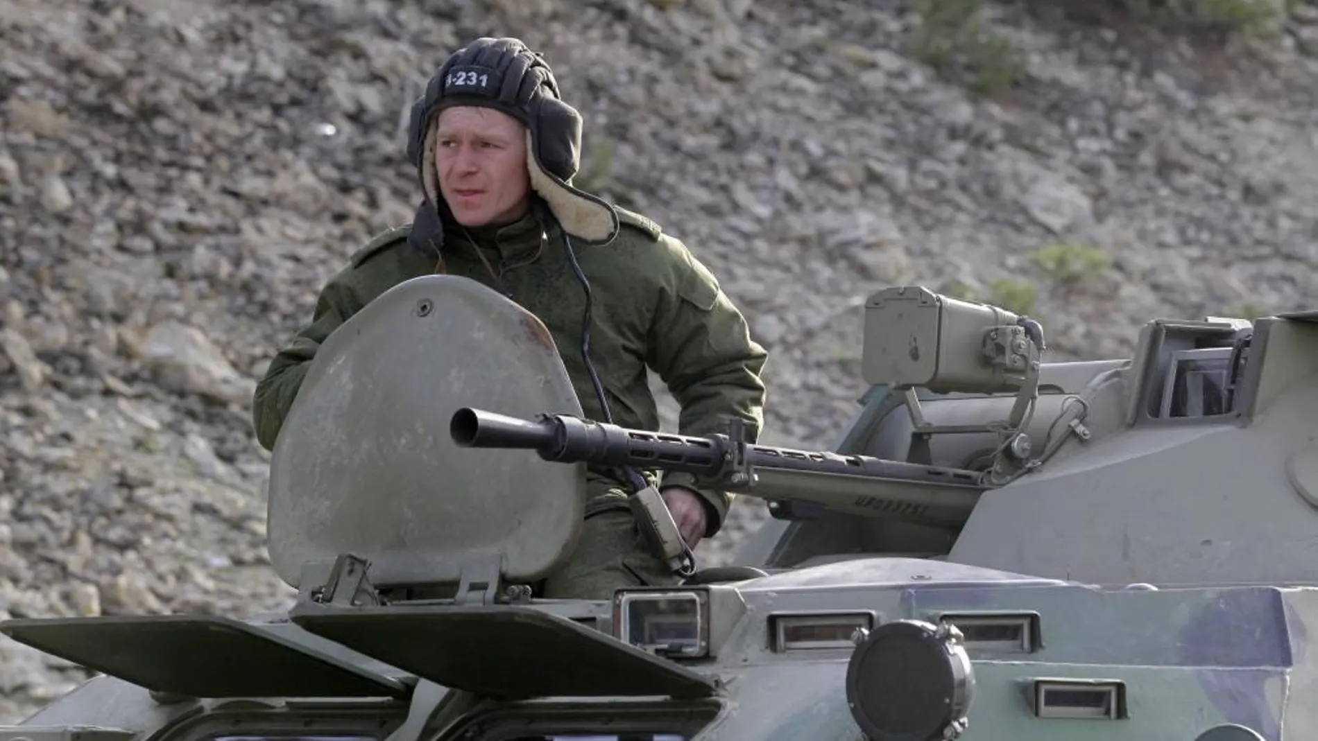 Un militar pro ruso, en la carretera que une Sebastopol a Simferopol, en Crimea.