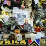 Varios ramos de flores, imágenes y velas han sido colocadas en recuerdo del expresidente sudafricano Nelson Mandela
