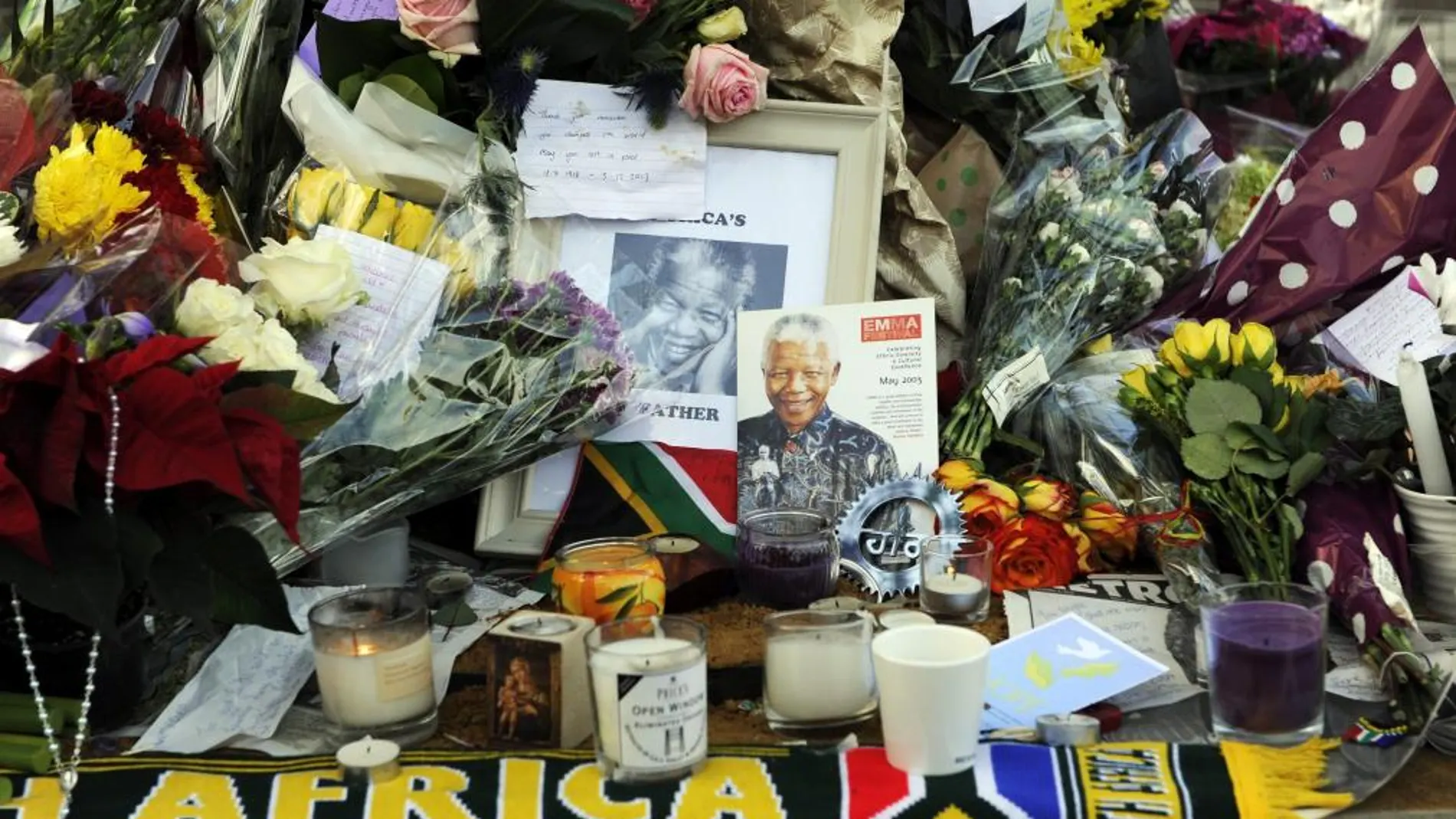 Varios ramos de flores, imágenes y velas han sido colocadas en recuerdo del expresidente sudafricano Nelson Mandela