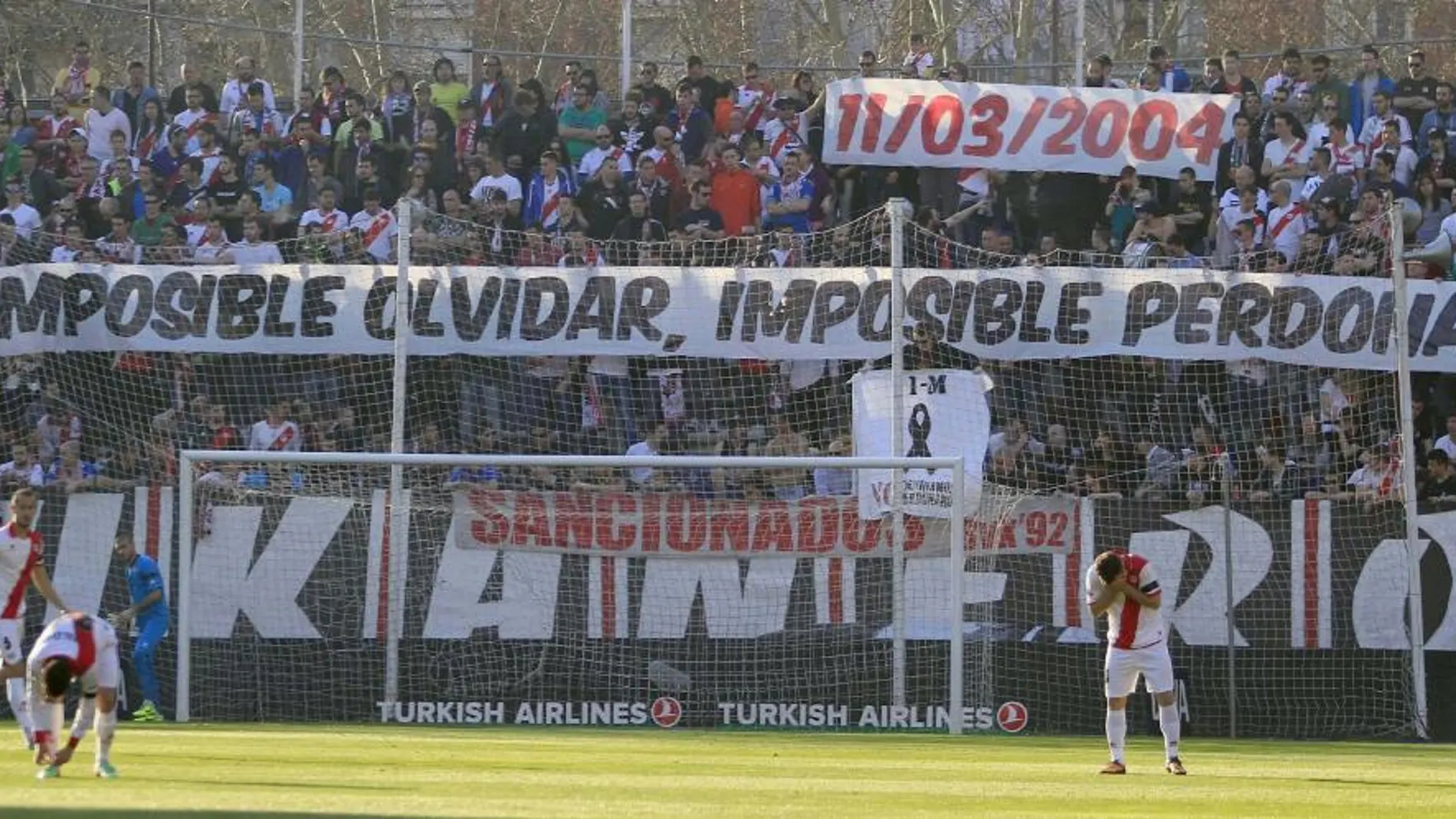 Aficionados del Rayo Vallecano muestran pancartas alusivas a los atentados del 11-M en el partido ante el Almería