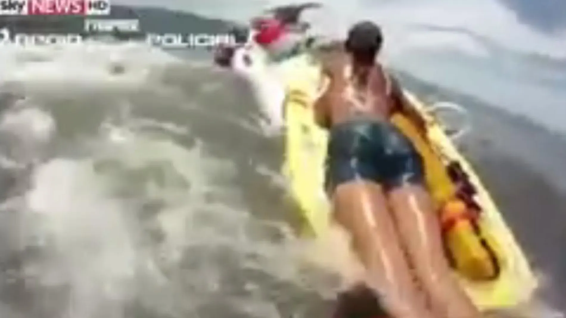 Un socorrista rescata a cinco miembros de una familia que se estaban ahogando