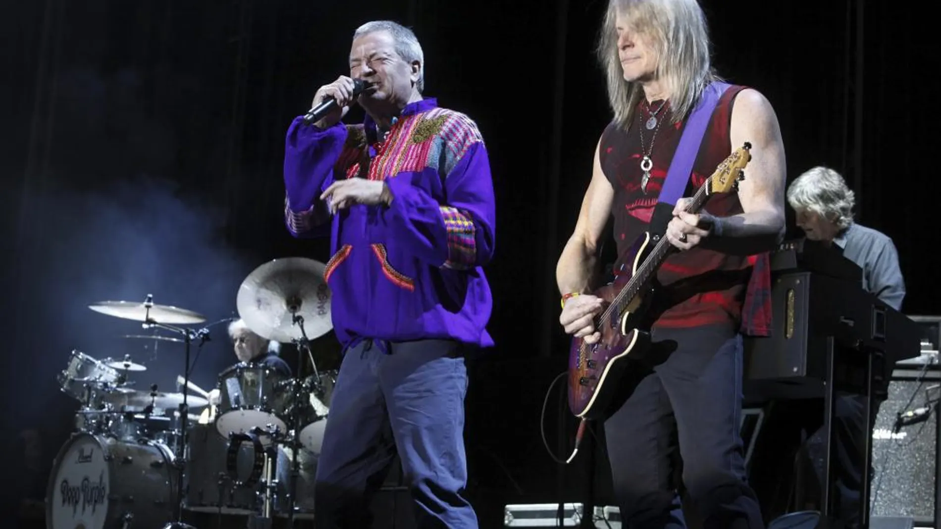 (i-d) El batería Ian Paice, el cantante Ian Gillan, el guitarrista Steve Morse y el teclista Don Airey, de la mítica banda de rock británica Deep Purple, durante su actuación esta noche en el festival "Músicos en la Naturaleza", en la localidad abulense de Hoyos del Espino, en la Sierra de Gredos.