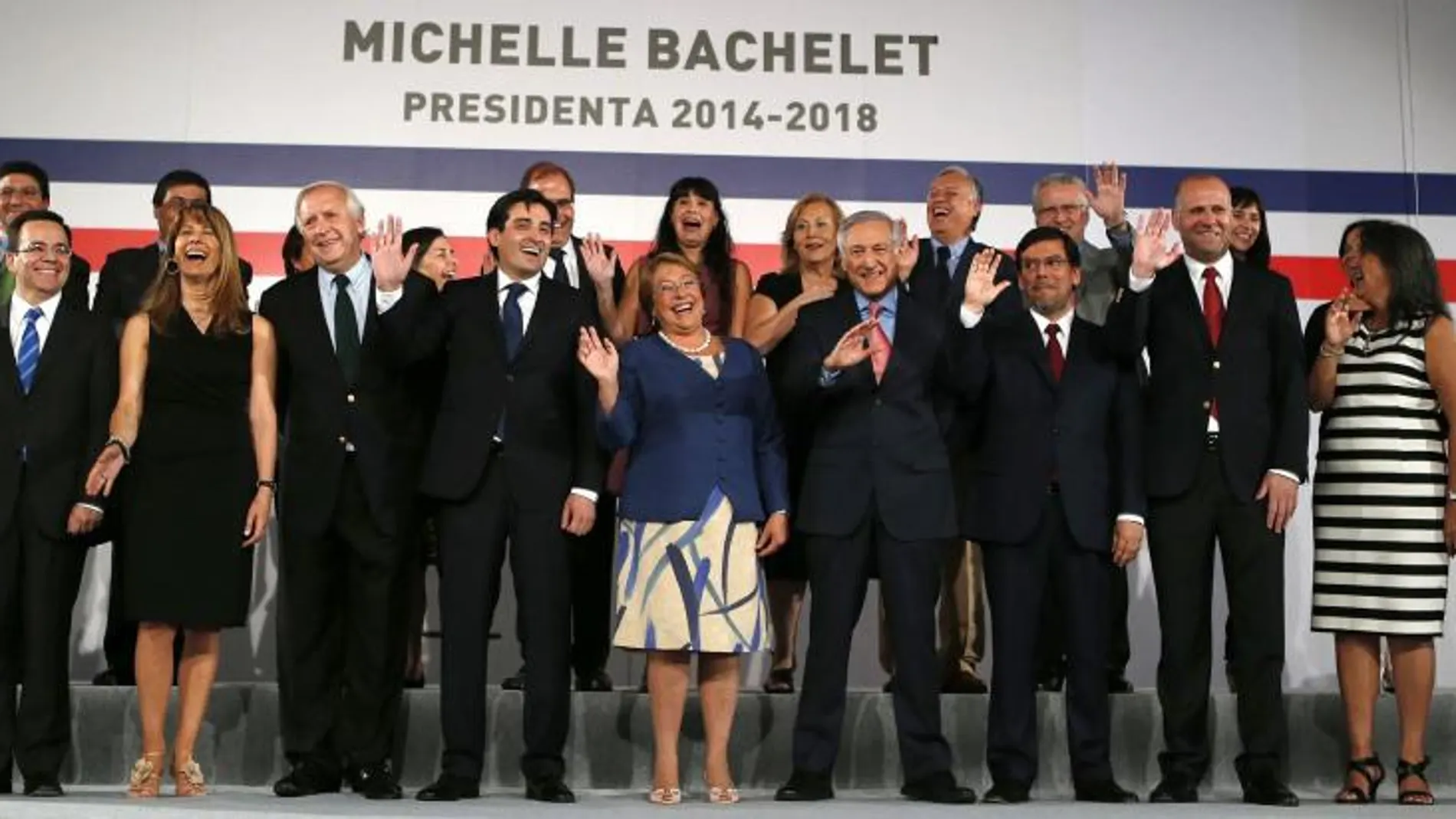 Michelle Bachelet posa con su gabinete hoy en Santiago de Chile