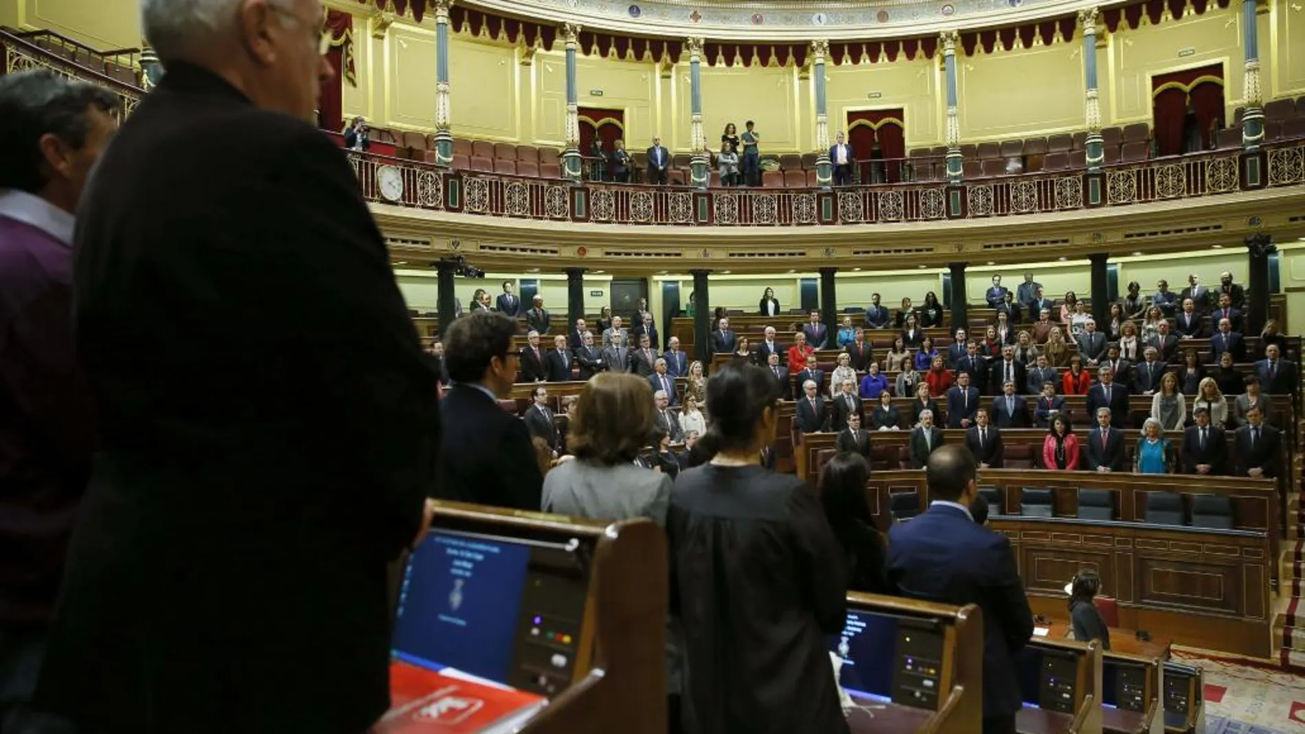 El pleno del Congreso de los Diputados guarda un minuto de silencio en memoria de las víctimas del accidente.