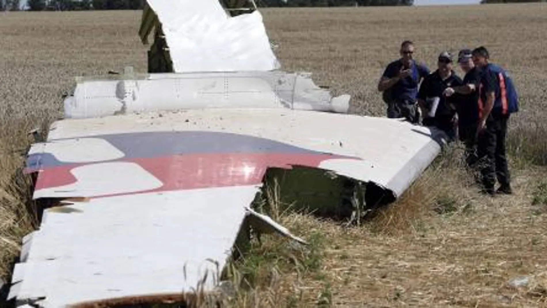 Forenses y especialistas en aviación de Holanda y Australia dedicaron varias horas a recorrer el campo donde cayó el avión