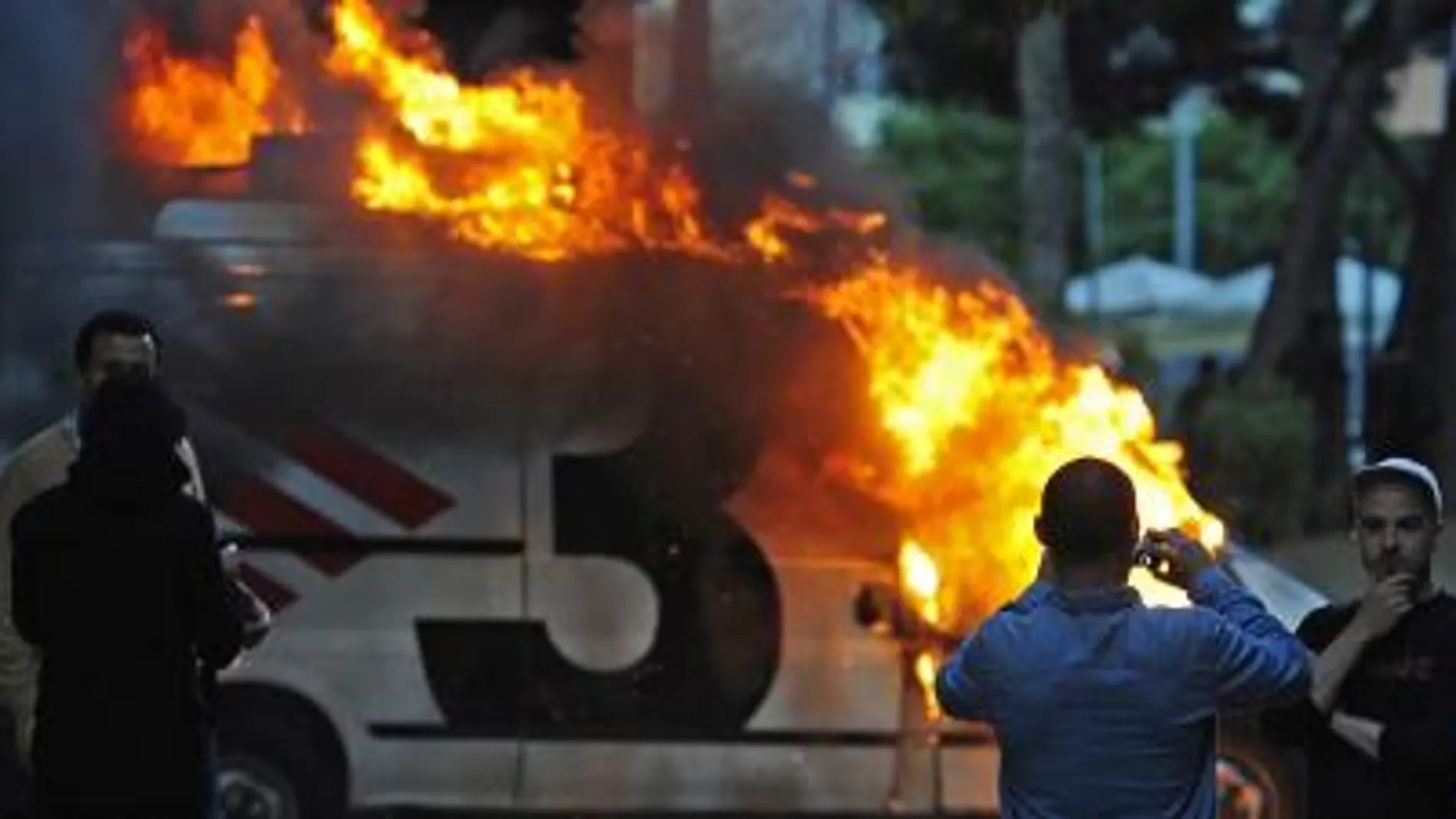 Unidad móvil de TV3 quemada durantente los disturbios