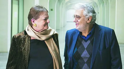 El cantante, director y gestor artístico, Plácido Domingo, junto a la intendente del Palau de les Arts, Helga Schmidt