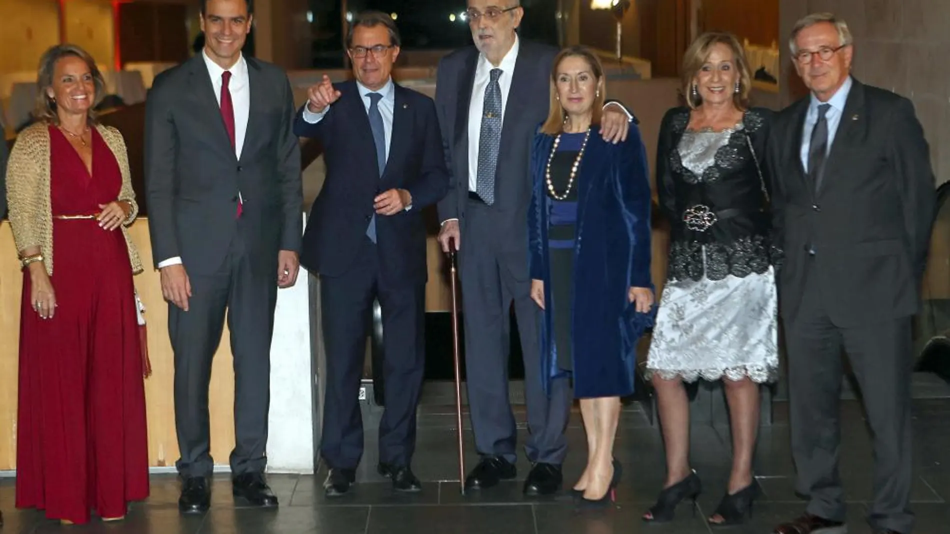 De izda a dcha.: Helena Rakosnik, esposa presidente Artur Mas; el secretario general del PSOE, Pedro Sánchez; el presidente de la Generalitat, Artur Mas; el presidente del Grupo Planeta, José Manuel Lara; la ministra de Fomento, Ana Pastor; Anna Arraut, esposa del alcalde de Barcelona, Xavier Trias (d) posan antes del inicio de la 67 edición del Premio Planeta