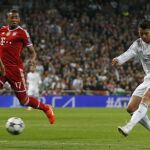 Cristiano Ronaldo dispara, balón que trata de interceptar el jugador del Bayern Dante