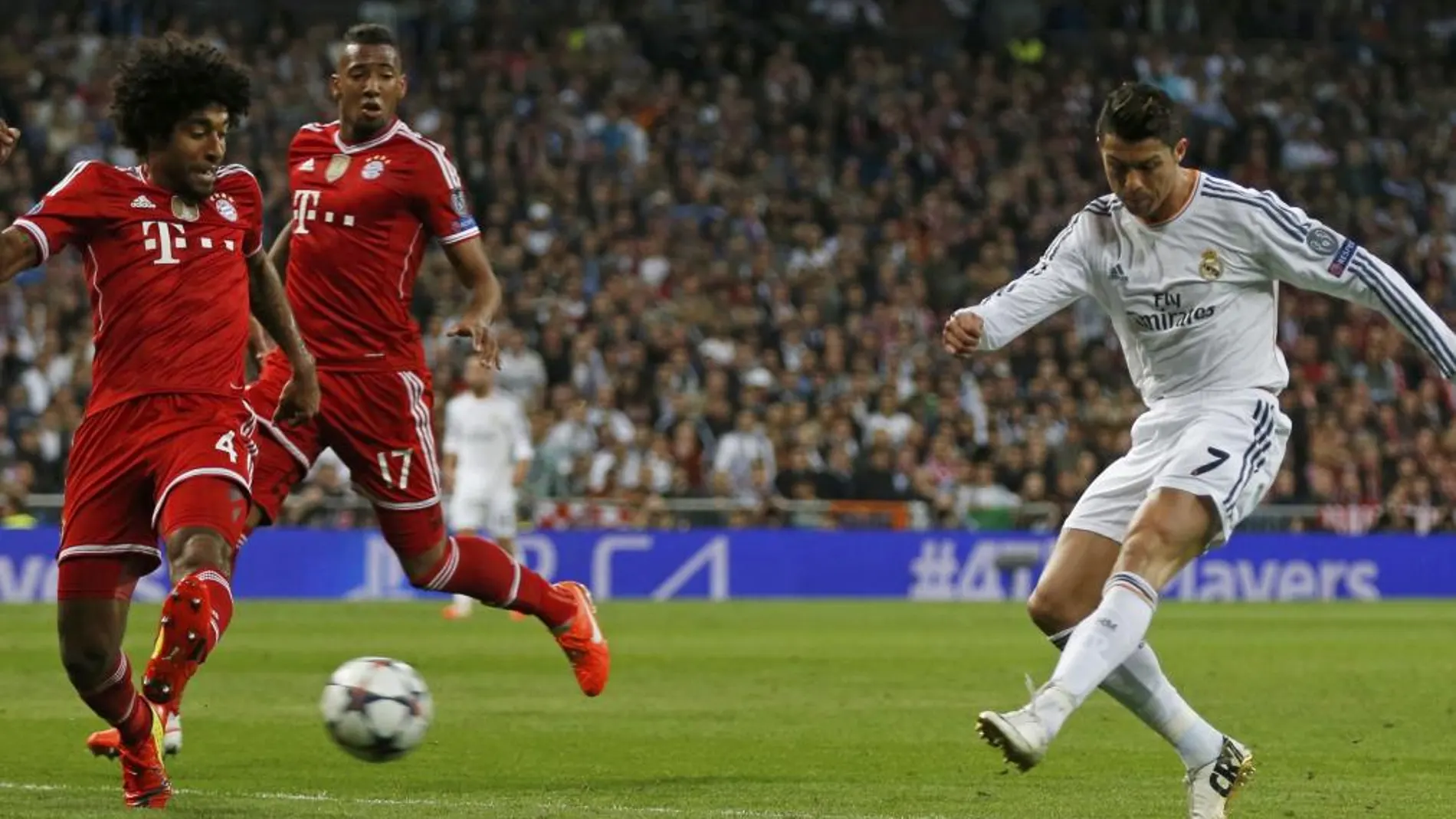 Cristiano Ronaldo dispara, balón que trata de interceptar el jugador del Bayern Dante