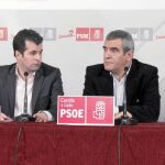 El secretario autonómico del PSOE, Julio Villarrubia, junto al portavoz en el consistorio burgalés, Luis Tudanca, y el secretario provincial, Luis Tudanca