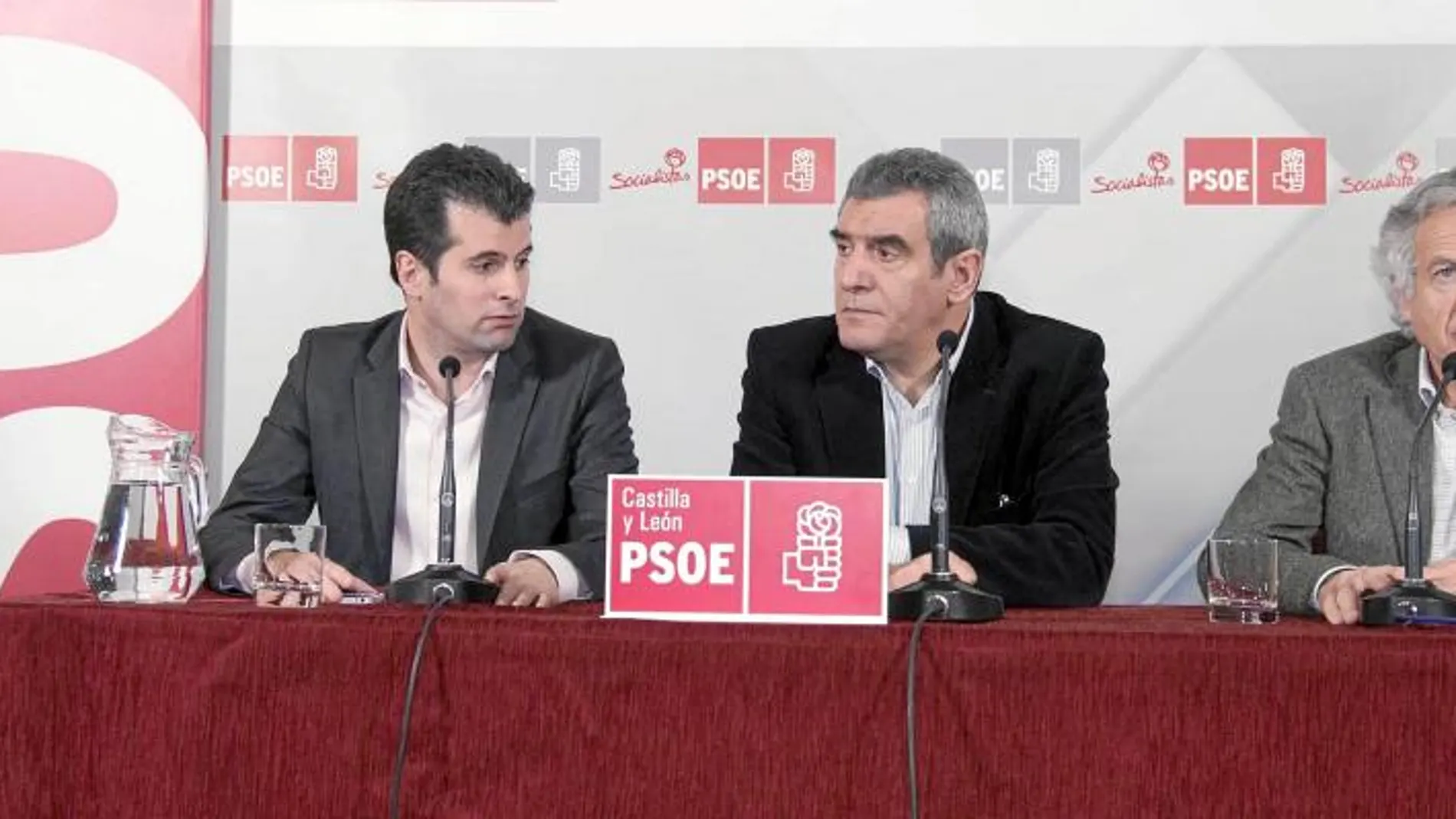 El secretario autonómico del PSOE, Julio Villarrubia, junto al portavoz en el consistorio burgalés, Luis Tudanca, y el secretario provincial, Luis Tudanca