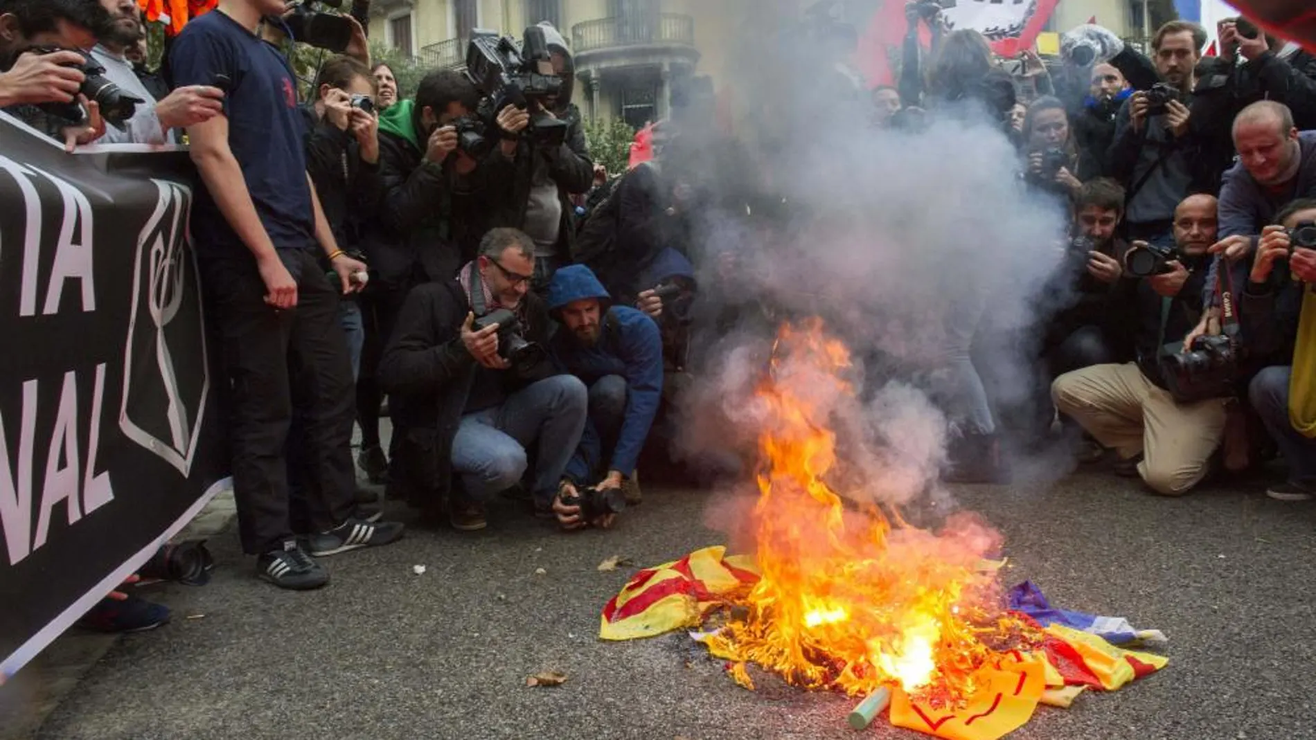 Queman una estelada