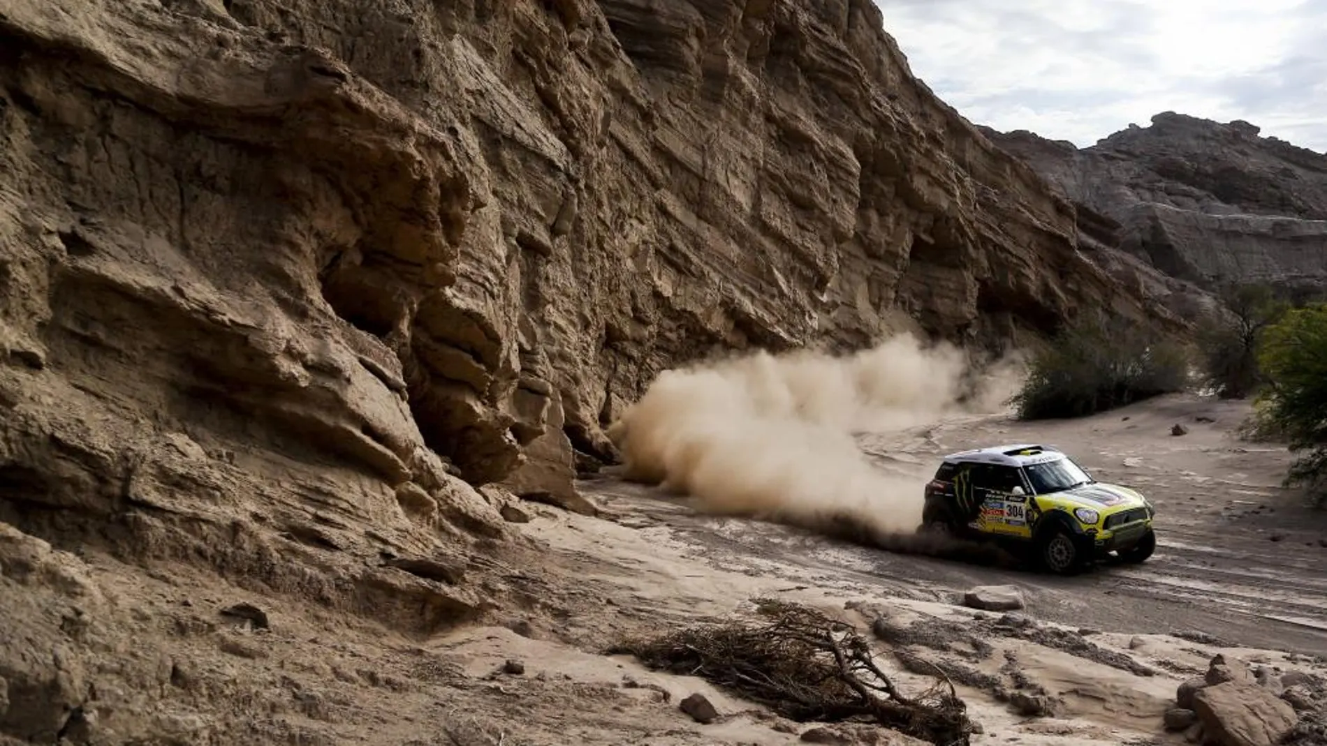 El piloto español Nani Roma compite en la cuarta etapa 4 del rally Dakar