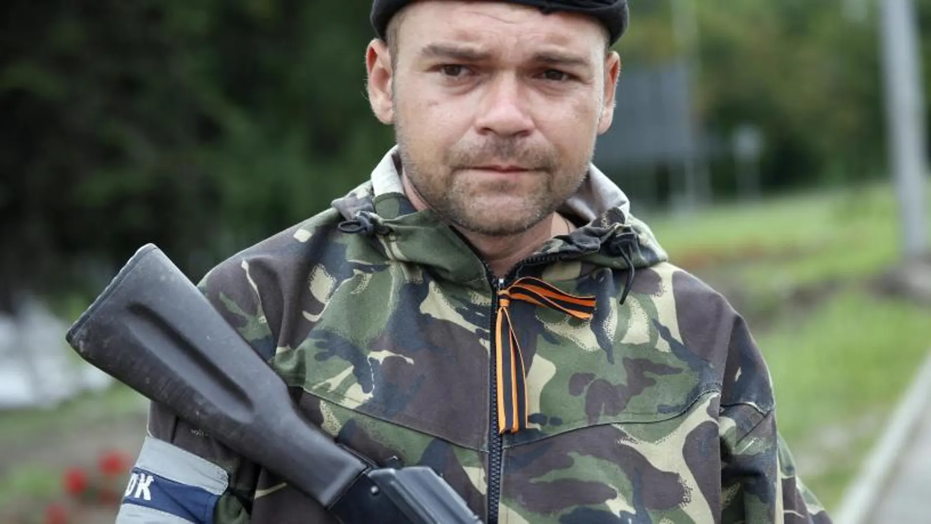 Un combatiente prorruso hace guardia en un control en Donetsk.