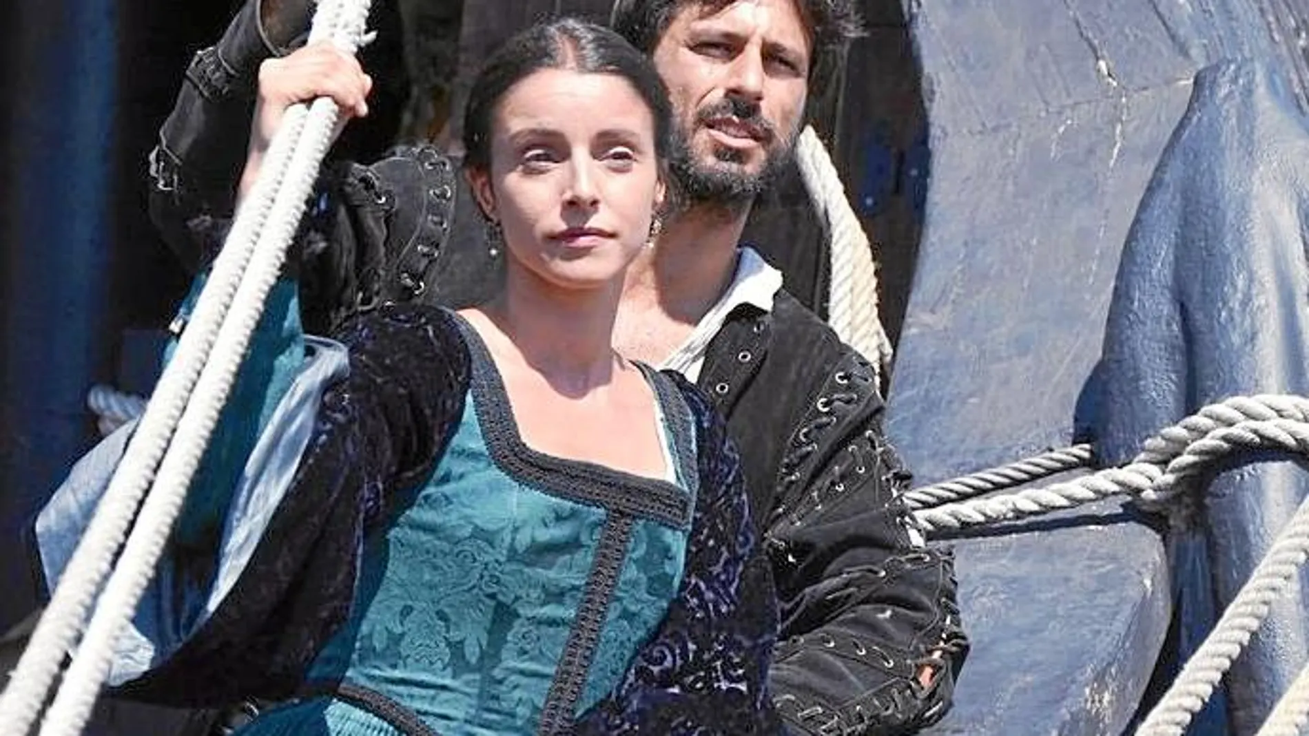 Mencía de Calderón (Ingrid Rubio) se enamora de Juan de Salazar (Hugo Silva)