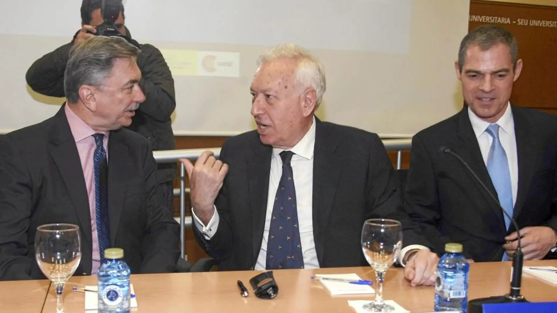 El ministro José Manuel García-Margallo, en el centro