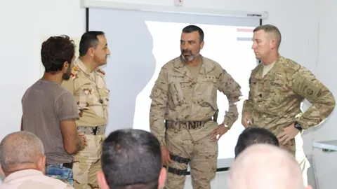 El coronel español Julio Salom, acompañado del iraquí, general Mokhdat, y del estadounidense, teniente coronel White, en una intervención al final de la reunión.