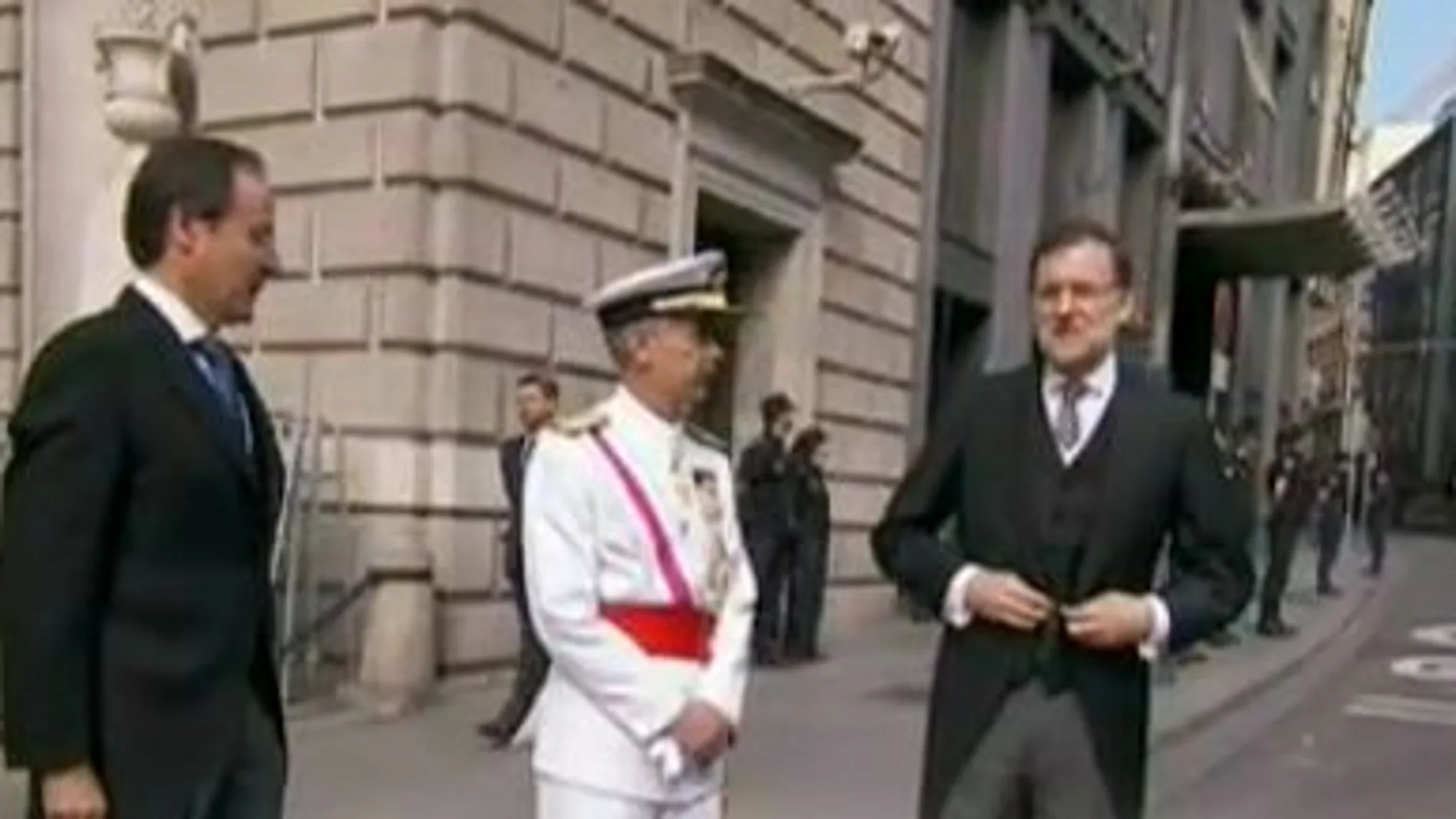 Rajoy espera a Felipe VI a las puertas del Congreso