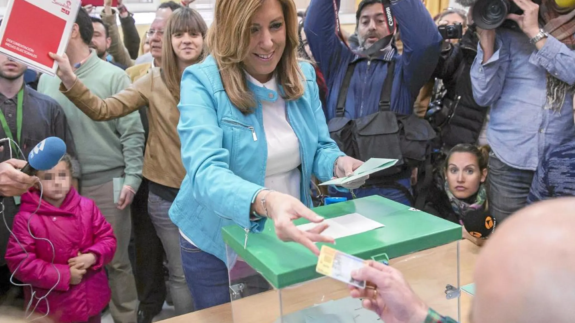 Susana Díaz vota en el colegio Alfares del barrio de Triana en Sevilla