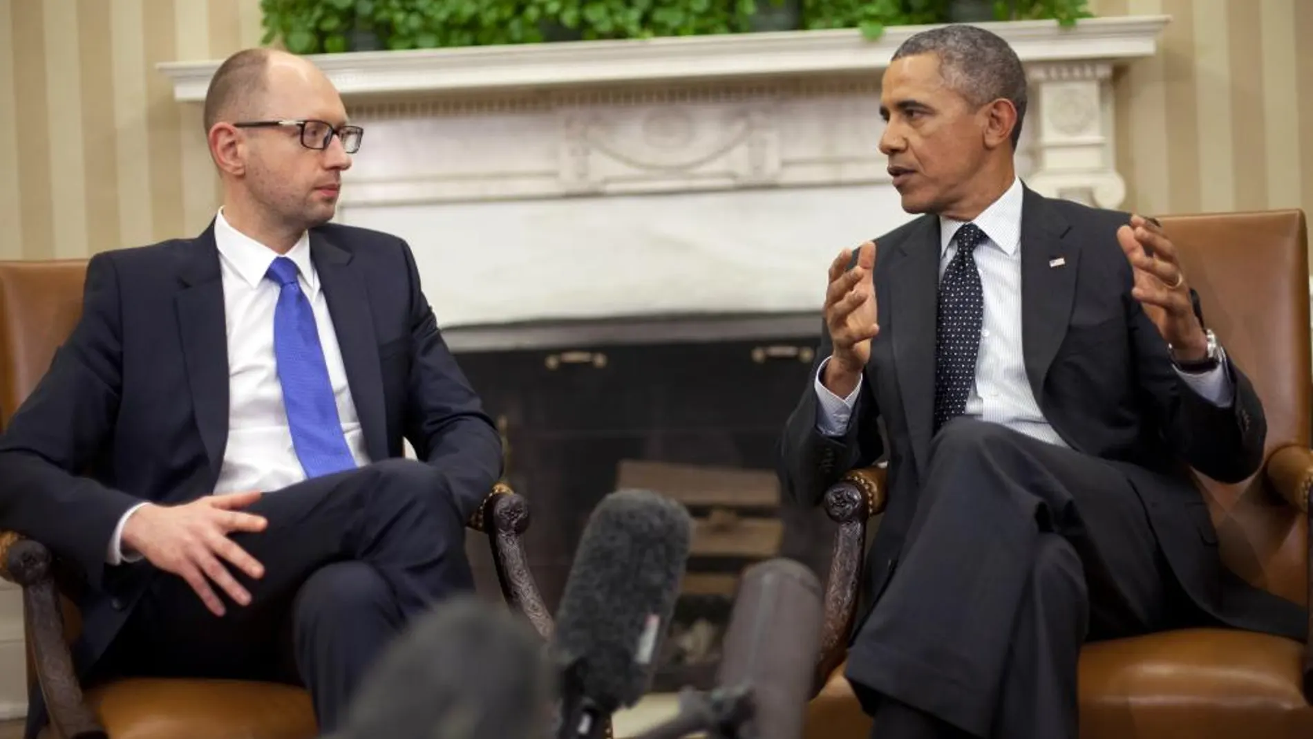 El presidente de Estados Unidos, Barack Obama, habla con el primer ministro de Ucrania, Arseniy Yatsenyuk, en el Despacho Oval.