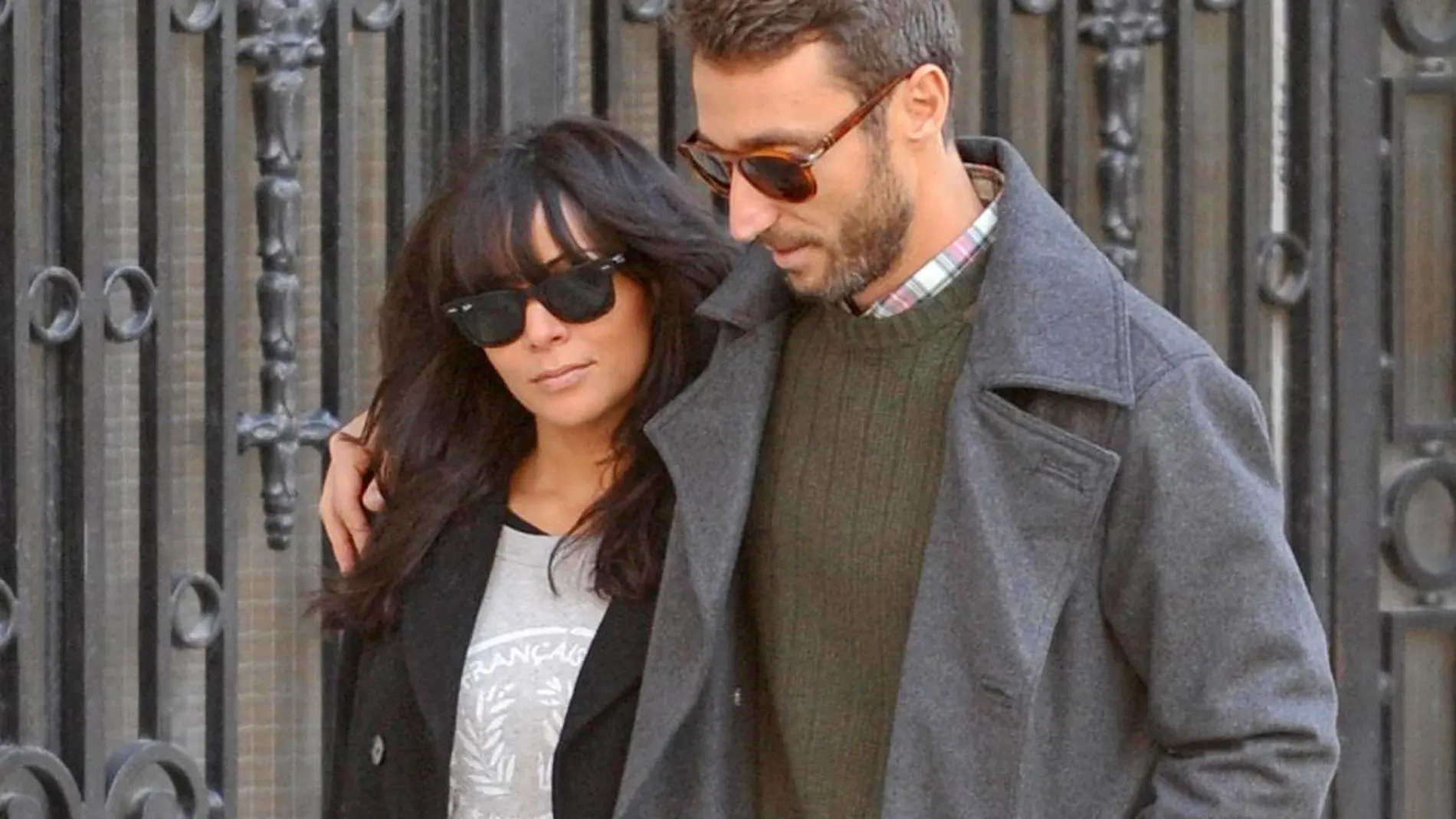 La cantante Raquel del Rosario con su marido Pedro Castro por las calles de Madrid.