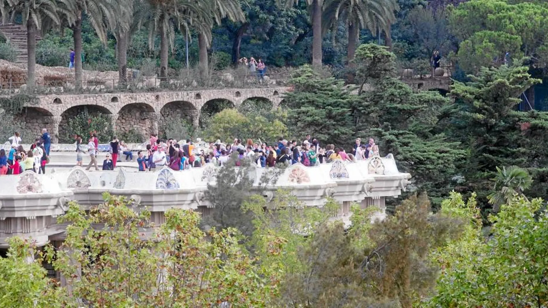 Los artistas del Park Güell se desnudan para defender su espacio