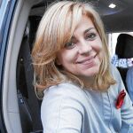 Elena Valenciano, en la furgoneta en la que se desplaza cada día acompañada de su equipo