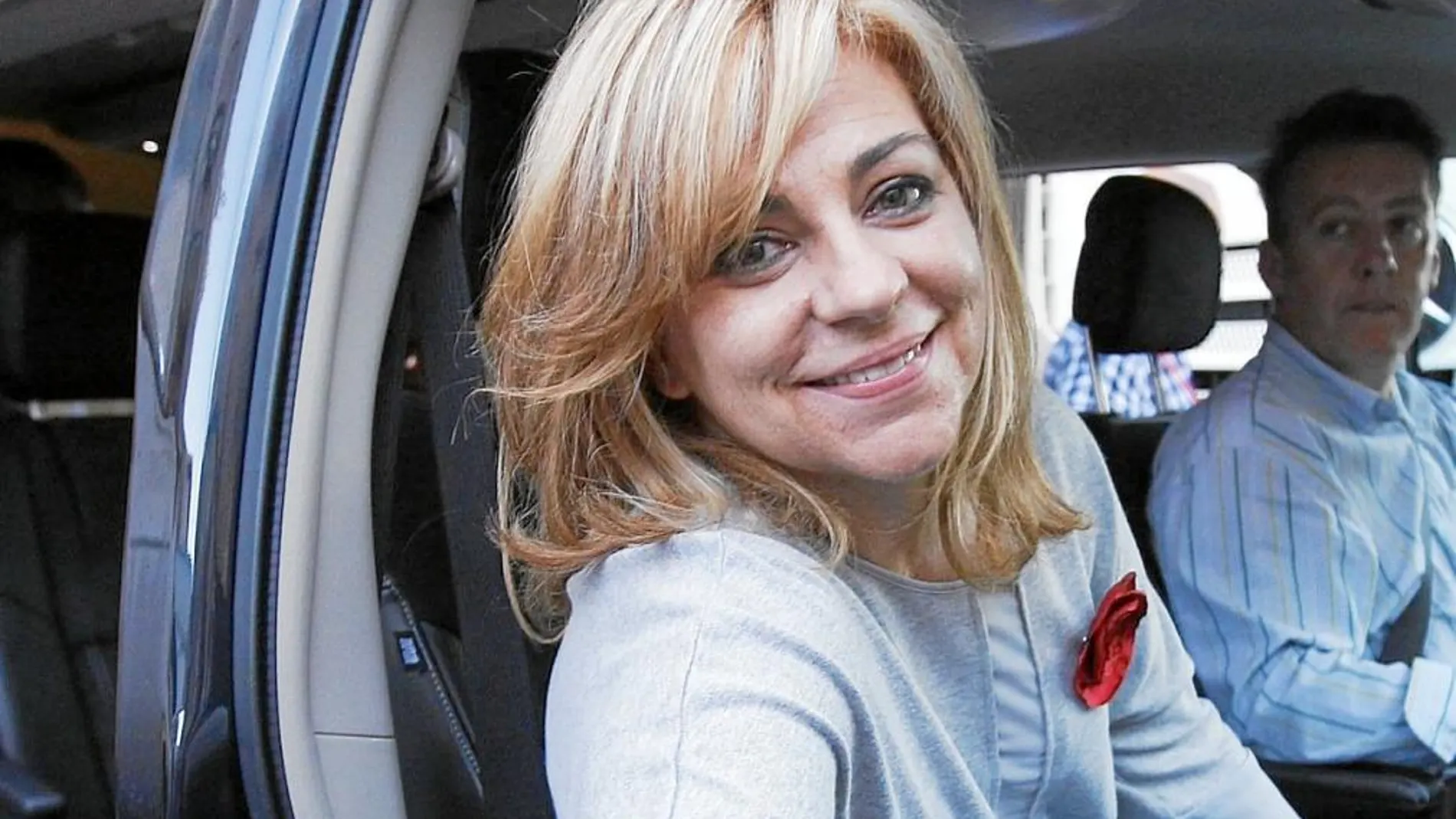 Elena Valenciano, en la furgoneta en la que se desplaza cada día acompañada de su equipo