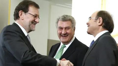 El presidente del Gobierno, Mariano Rajoy (i), saluda a los presidentes del Senado, Pío García Escudero (d), y del Congreso, Jesús Posada (2d).