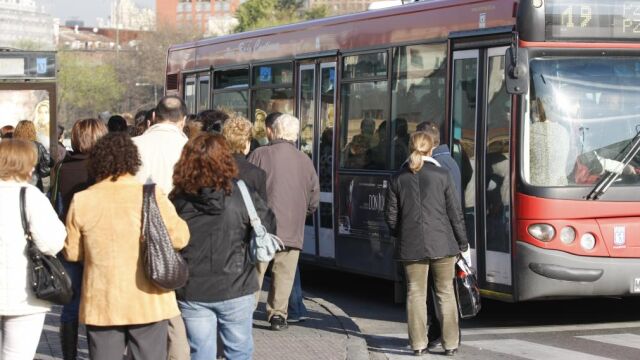 Lo que peor llevan los usuarios es la incertidumbre sobre cuándo llegará el medio de transporte