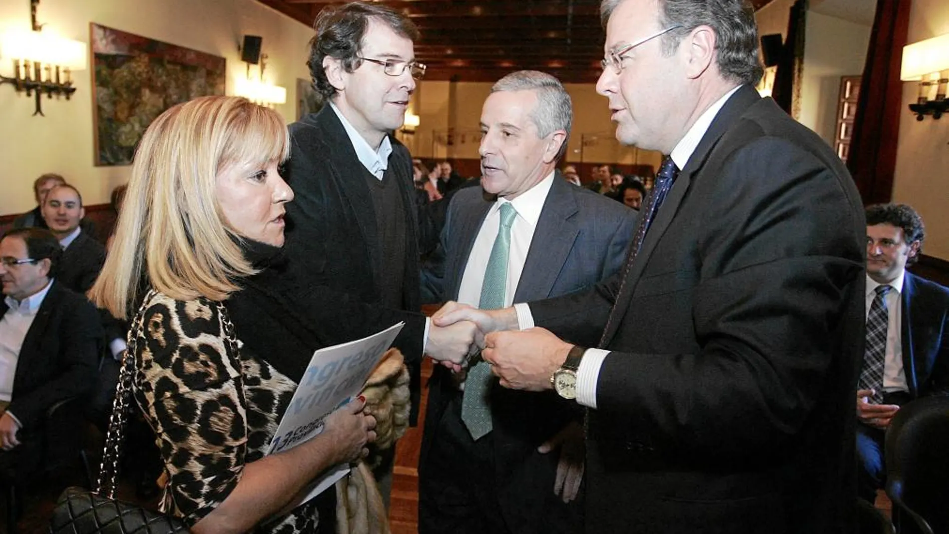 El secretario regional del PP, Alfonso Fernández Mañueco, junto a Antonio Silván, Isabel Carrasco y Gutiérrez