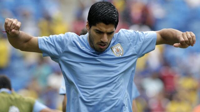 El delantero uruguayo Luis Suárez durante el calentamiento previo al partido Italia-Uruguay, del Grupo D del Mundial de Fútbol de Brasil 2014, que se disputa en el Estadio das Dunas de Natal, Brasil, hoy 24 de junio de 2014.