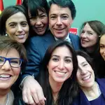  González se une a la moda de los «selfies» por el Día Internacional de la Mujer