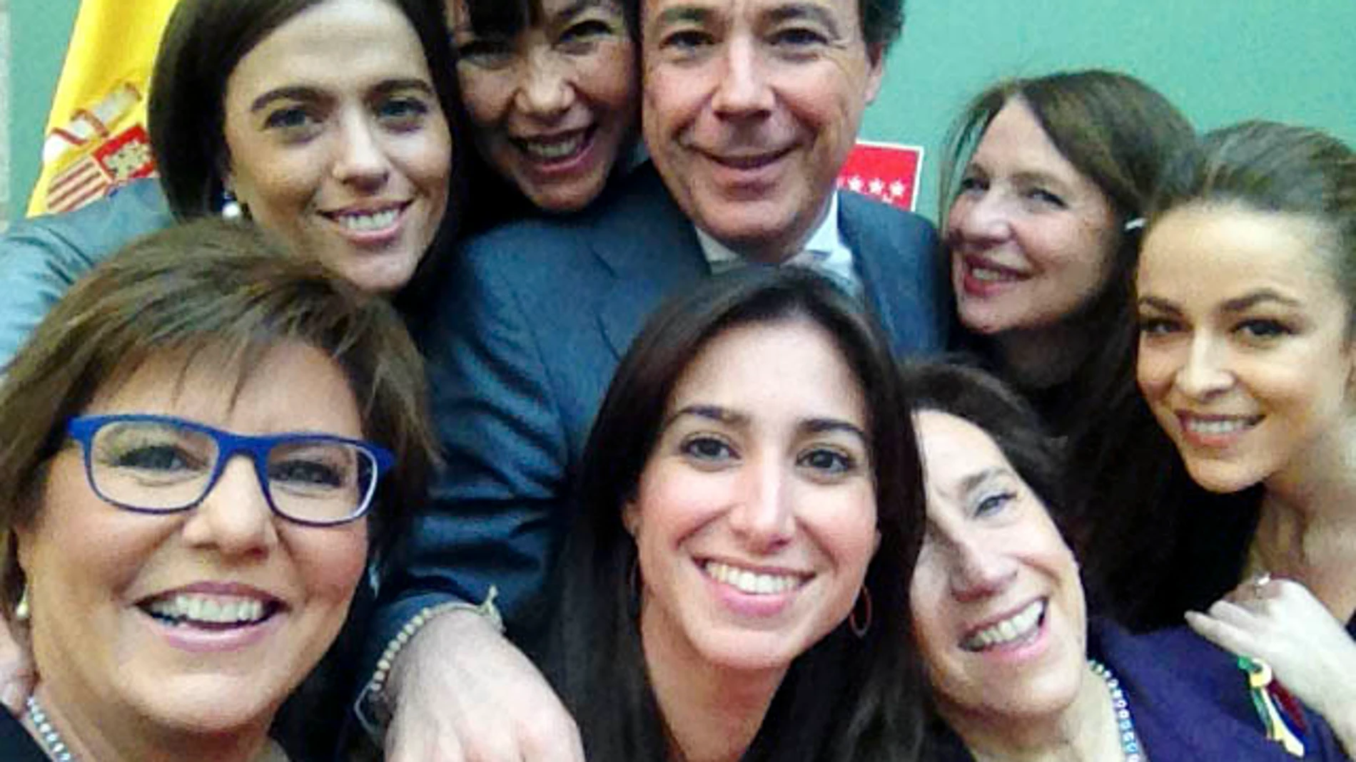 El "selfie"del presidente regional con las siete mujeres reconocidas ayer por la Comunidad de Madrid por su labor.