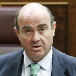 El ministro de Economía y Competitividad, Luis de Guindos, durante su intervención en la sesión de control al Gobierno