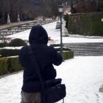 Una persona visita los nevados jardines del Palacio Real de La Granja de San Ildefonso