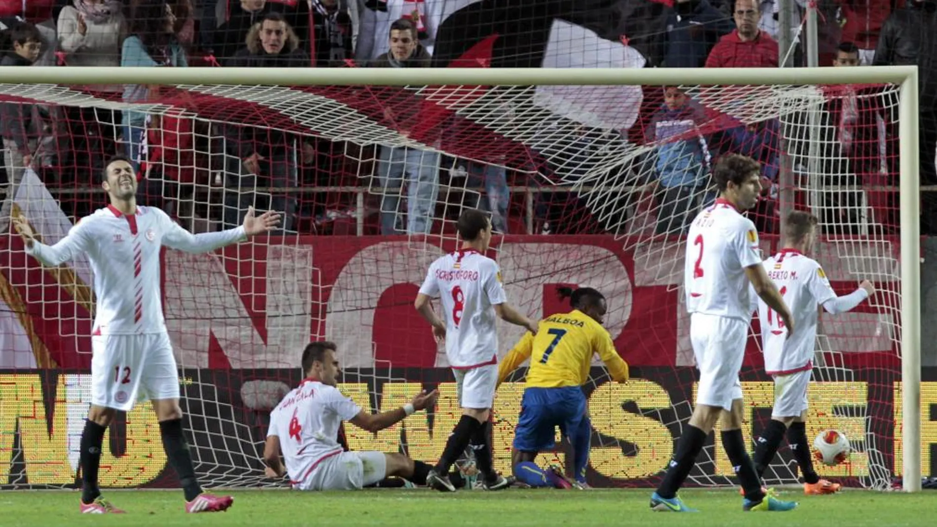 Los jugadores del Sevilla se lamentan tras el gol del jugador del GD Estoril Rubén Fernades, en los últimos minutos del encuentro, que supuso el empate a uno en el partido correspondiente a la quinta jornada del grupo H de la Liga Europa disputado esta noche en el estadio Ramón Sánchez Pizjuán.
