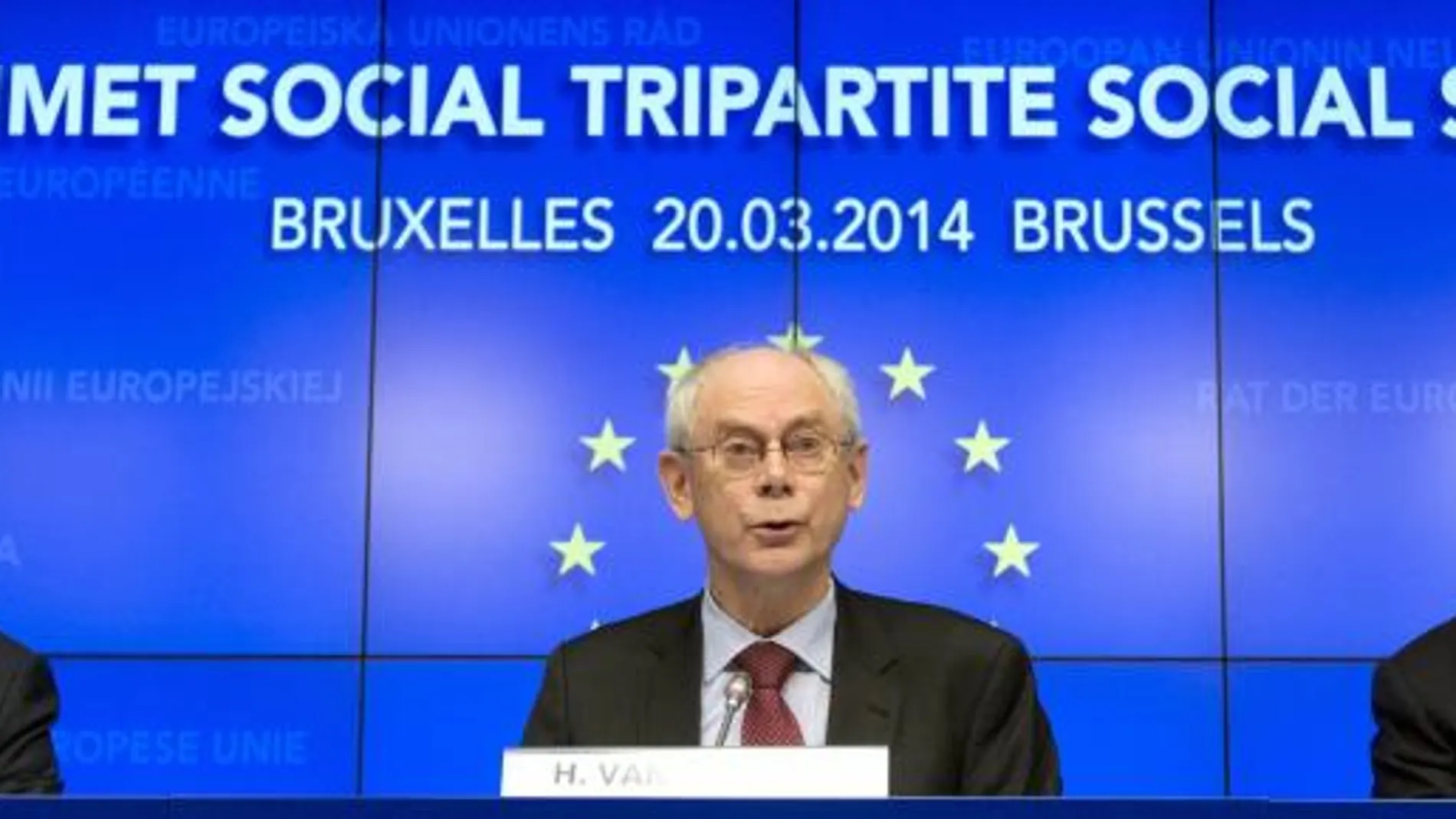 Antonis Samaras, Herman Van Rompuy y Jose Manuel Barroso durante la cumbre de la UE hoy en Bruselas.