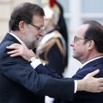 El presidente del Gobierno, Mariano Rajoy (izda), saluda al presidente francés, François Hollande, a su llegada al Palacio del Elíseo en París. EFE/Yoan Valat