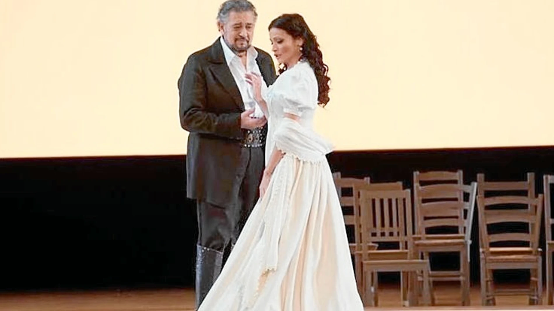 Plácido Domingo y Davinia Rodríguez en el moderno escenario de «Luisa Fernanda»